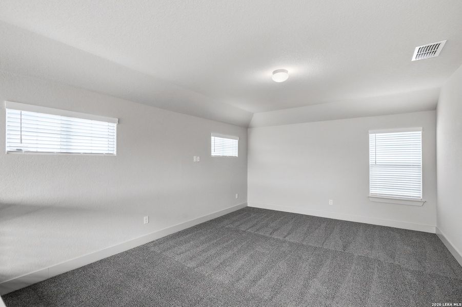 Spacious, unfurnished interior of a new home in Stillwater Ranch, San Antonio (Image 33).