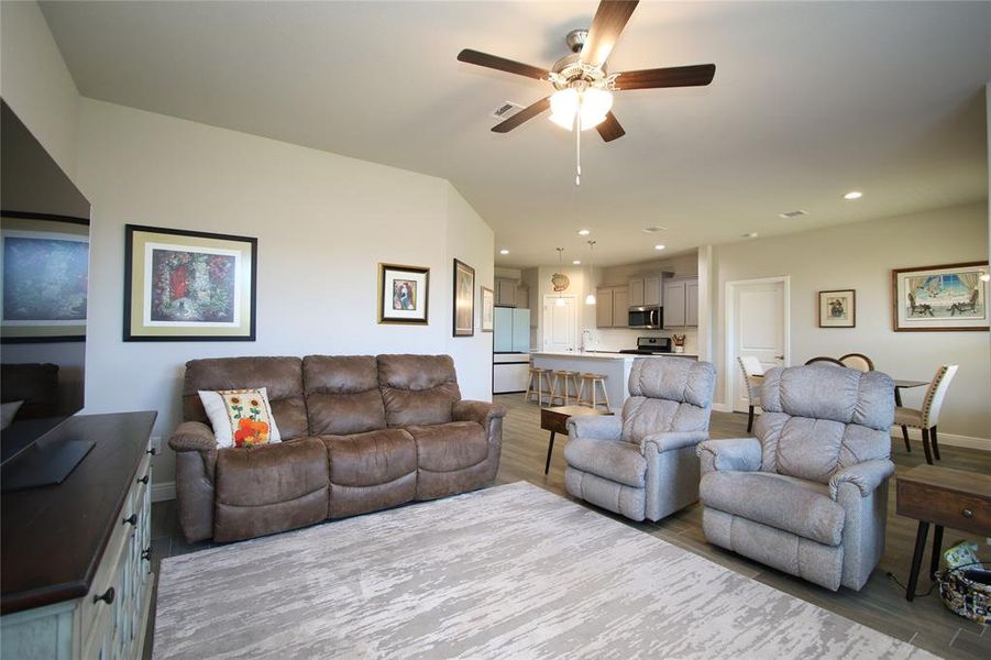 Livingroom with ceiling fan