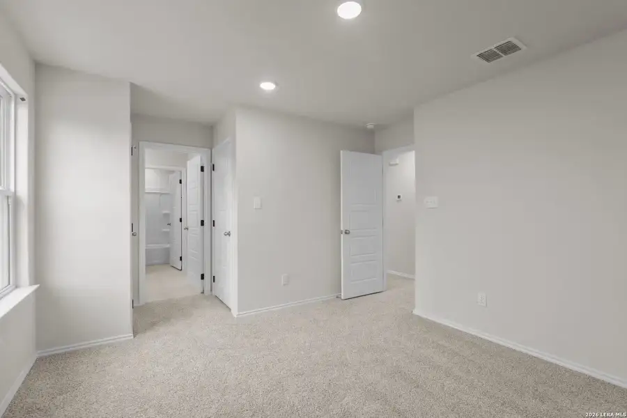 Spacious, unfurnished interior of a new home in Comanche Ridge, San Antonio (Image 35).