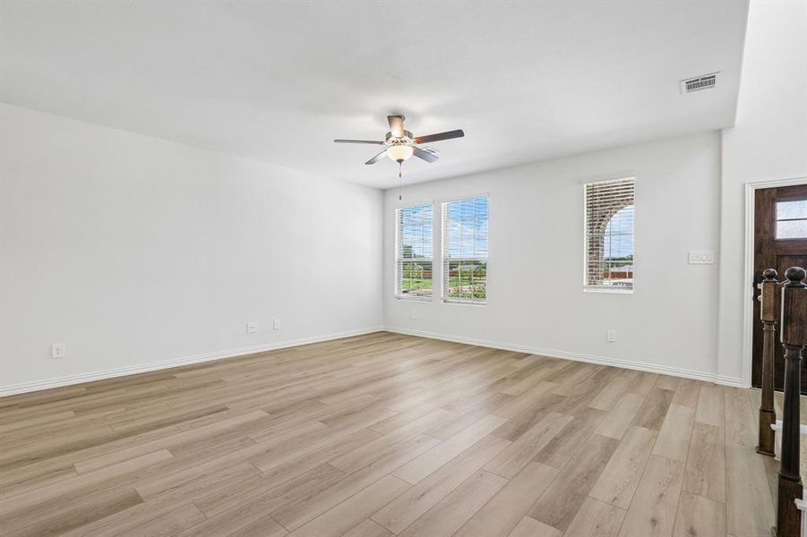 Spacious, unfurnished interior of a new home in Oak Ridge Park, Corinth (Image 35).