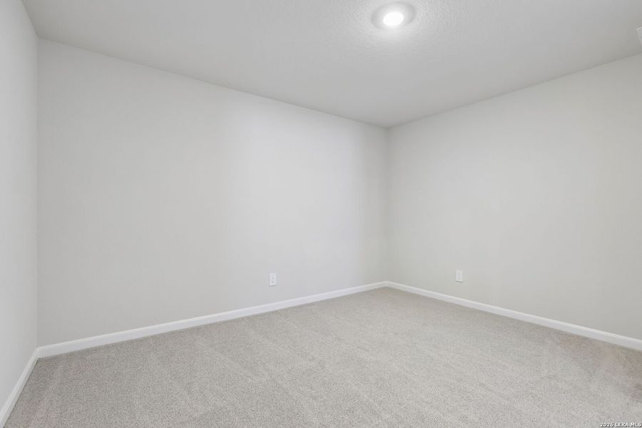 Spacious, unfurnished interior of a new home in Thomas Pond, San Antonio (Image 35).