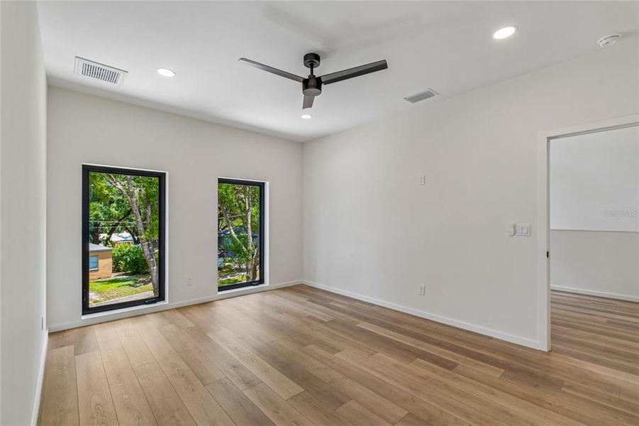 Spacious, unfurnished interior of a new home in , Tampa (Image 29).