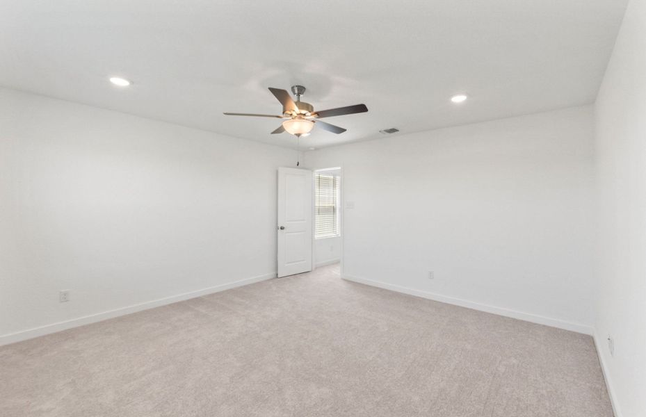 Spacious, unfurnished interior of a new home in Sonterra, Jarrell (Image 24).