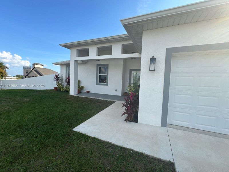 Exterior details and patio area of a home in , Labelle (Image 7).
