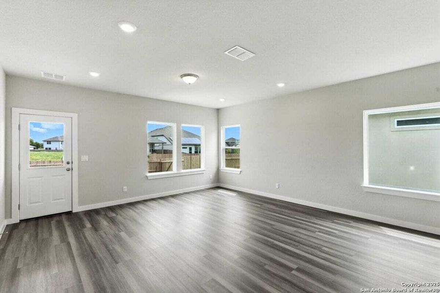 Spacious, unfurnished interior of a new home in August Fields, New Braunfels (Image 12).