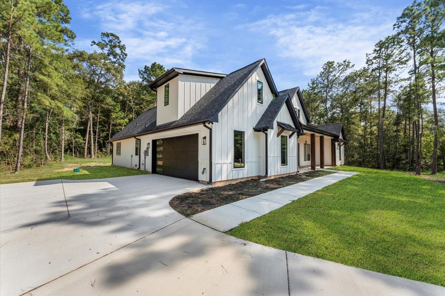 Oversized garage with ample space. Oversized garage with ample space.