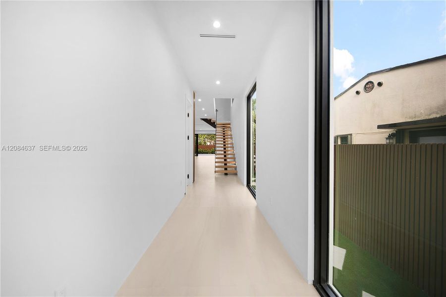Spacious, unfurnished interior of a new home in , Fort Lauderdale (Image 39).