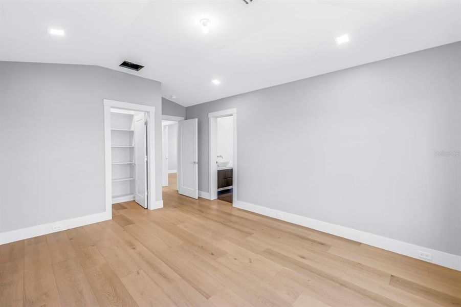 Spacious, unfurnished interior of a new home in , St. Petersburg (Image 25).