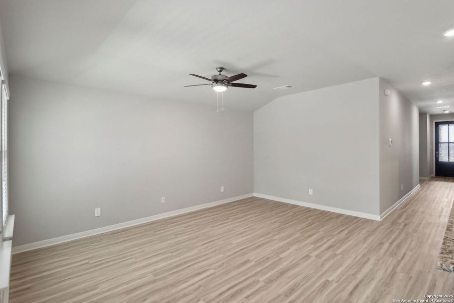 Spacious, unfurnished interior of a new home in Thomas Pond, San Antonio (Image 29).