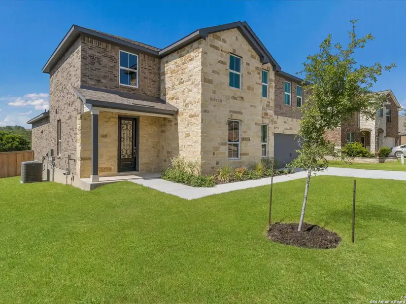 Exterior details and patio area of a home in Ladera, San Antonio (Image 4).