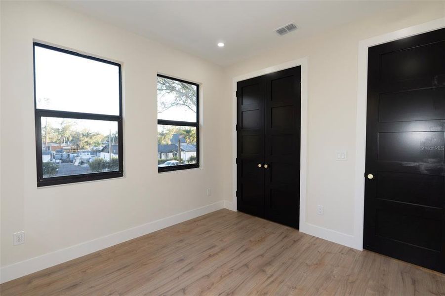 Spacious, unfurnished interior of a new home in , Tampa (Image 25).