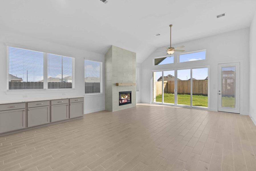 Spacious, unfurnished interior of a new home in Beacon Point, Texas City (Image 14).