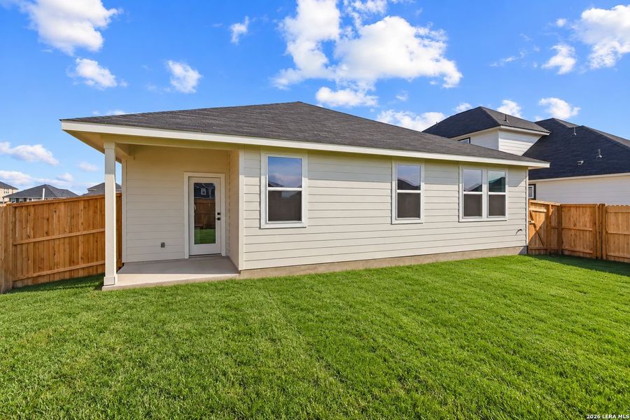 Exterior details and patio area of a home in Hannah Heights, Seguin (Image 4).