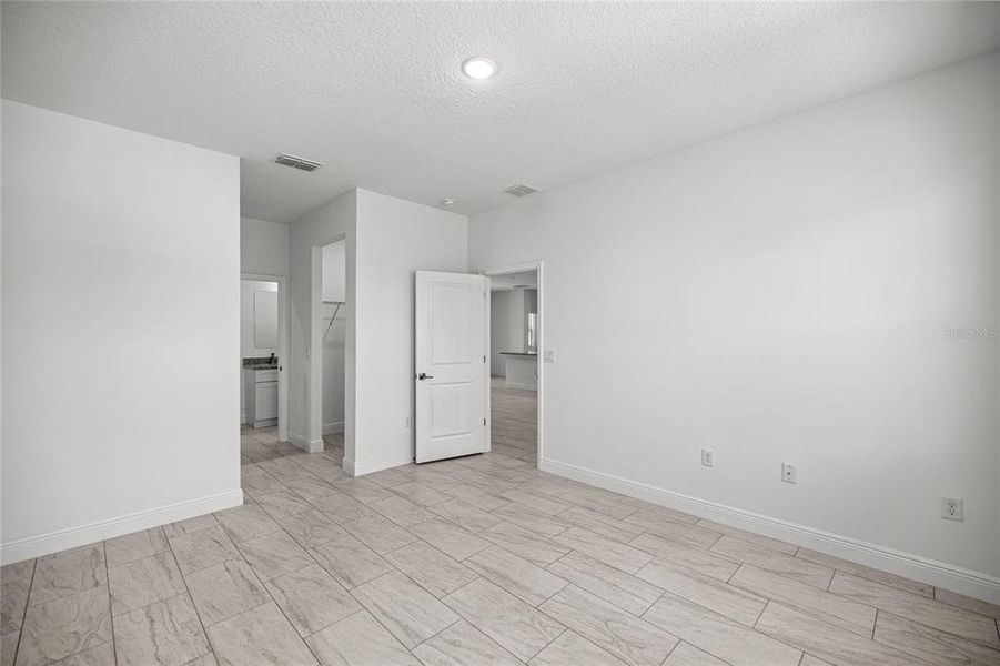 Spacious, unfurnished interior of a new home in , Ocala (Image 20).