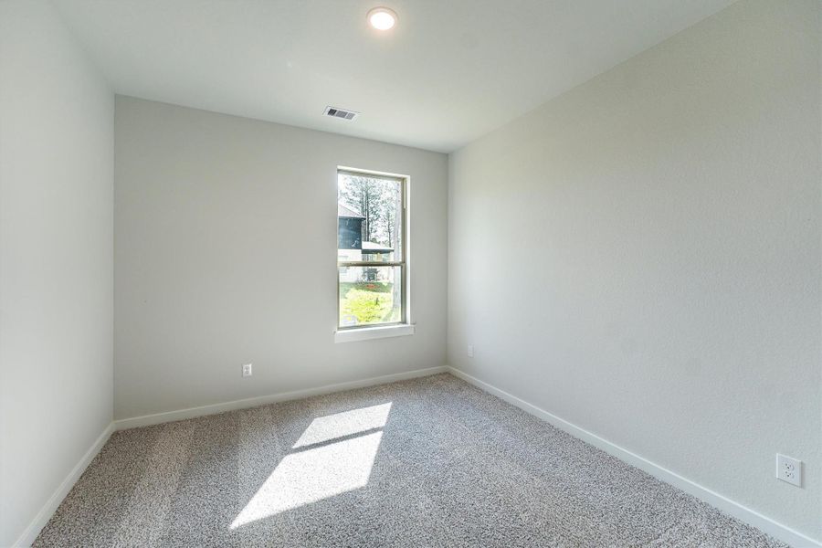 Spacious, unfurnished interior of a new home in Deer Pines, Conroe (Image 40).