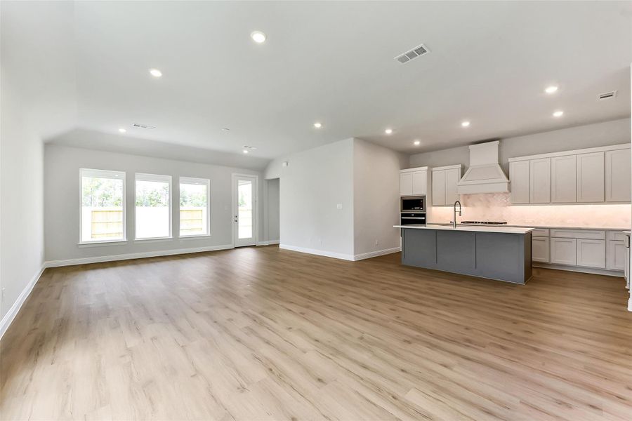 Spacious, unfurnished interior of a new home in Evergreen 50', Conroe (Image 27).