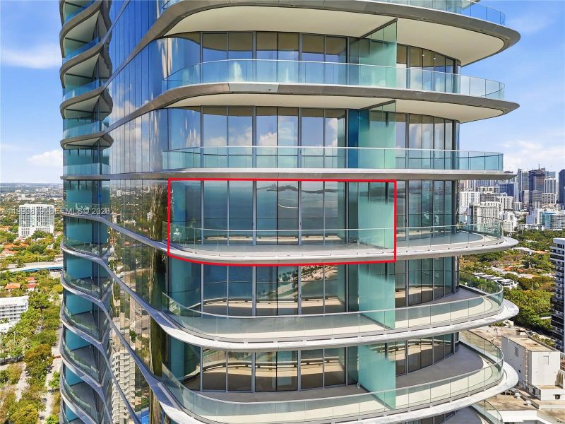 Condo located in Miami, FL showcasing its design and architecture (Image 3).