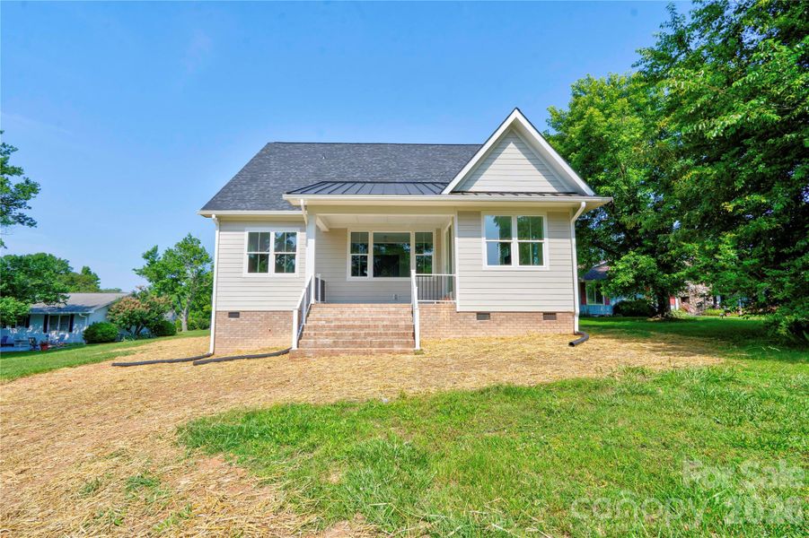 Exterior details and patio area of a home in , Kings Mountain (Image 4).