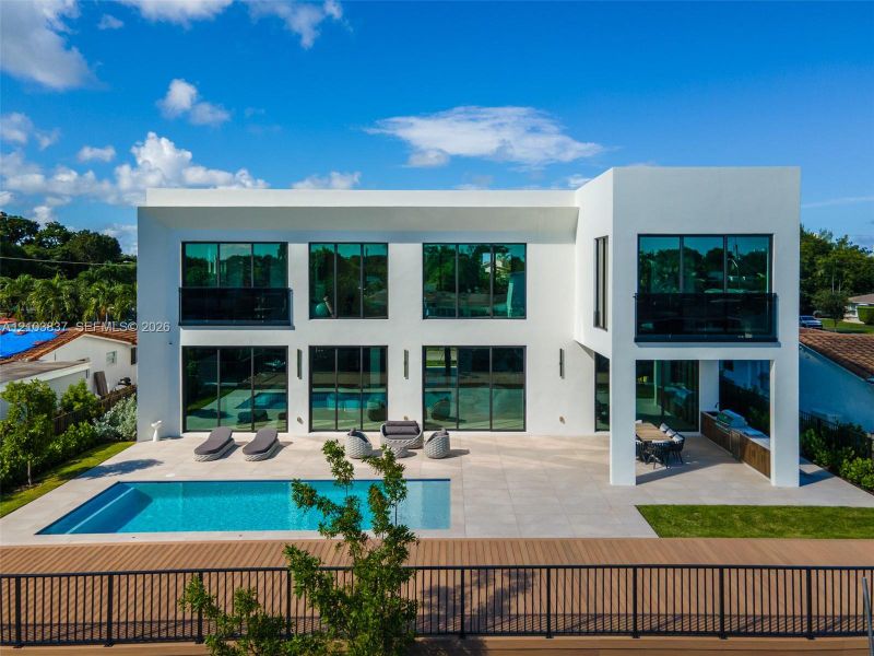 Condo located in Miami, FL showcasing its design and architecture (Image 6).