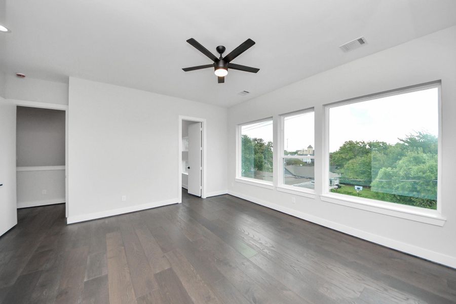Spacious, unfurnished interior of a new home in , Houston (Image 31).