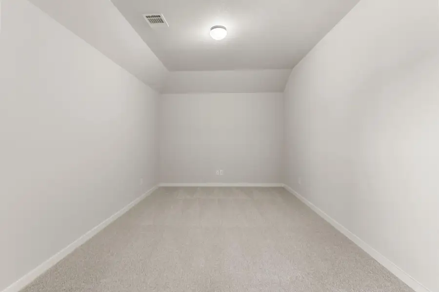 Spacious, unfurnished interior of a new home in Morton Creek Ranch, Katy (Image 10).