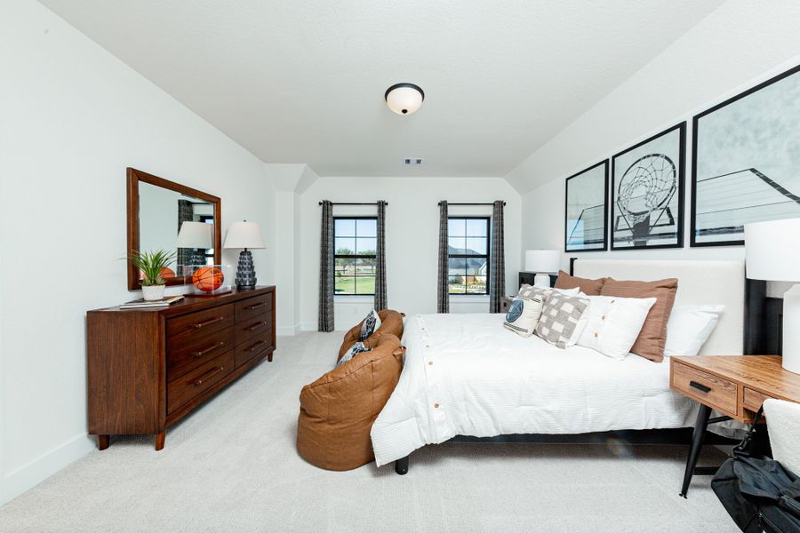 Representative furnished interior of a home built from the Summerfield by Beazer Homes in Amira: Heritage Collection, Tomball (Image 8).