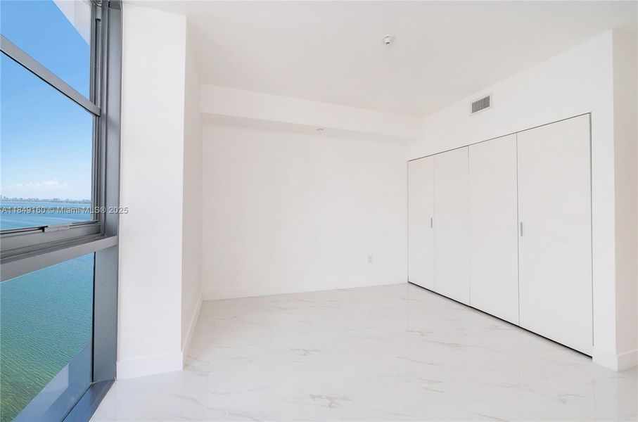 Spacious, unfurnished interior of a new home in Aria Reserve, Miami (Image 36).