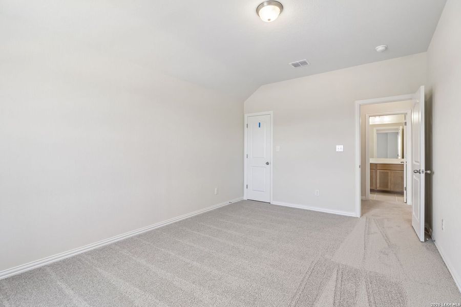 Spacious, unfurnished interior of a new home in Stream Waters, Seguin (Image 10).