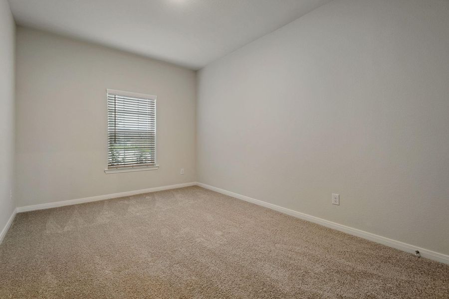 Spacious, unfurnished interior of a new home in Sweetwater Ridge, Conroe (Image 14).