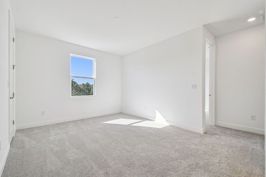 Representative unfurnished interior of a home built from the 50 ' - Saratoga by William Ryan Homes in Tamarack at Two Rivers, Zephyrhills (Image 57).