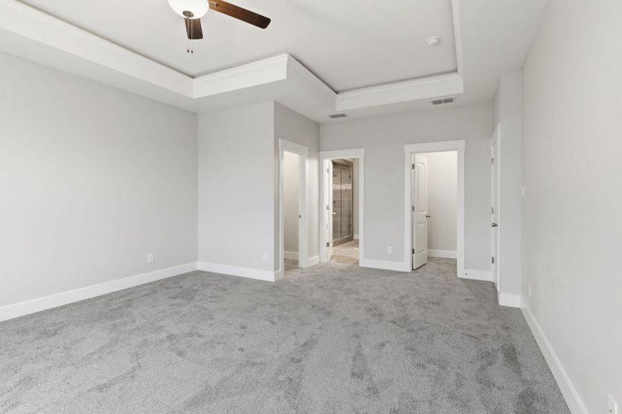 Spacious, unfurnished interior of a new home in Las Palomas Country Club Estates, La Vernia (Image 21).