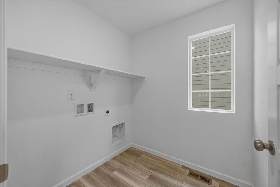 Spacious, unfurnished interior of a new home in The Aurora Highlands, Aurora (Image 11).
