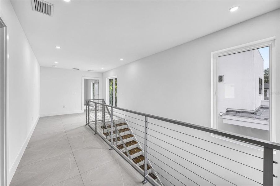 Spacious, unfurnished interior of a new home in , Sarasota (Image 21).