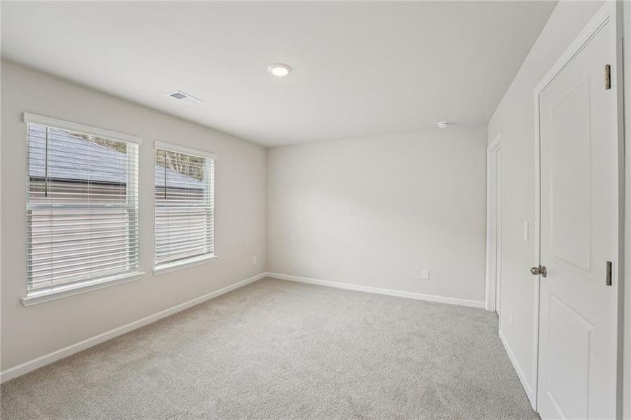 Spacious, unfurnished interior of a new home in Westmont Preserve, Powder Springs (Image 26).