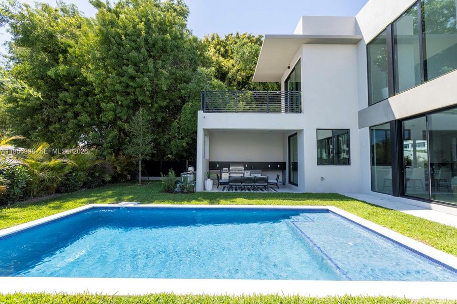 Exterior details and patio area of a home in , Miami (Image 25).