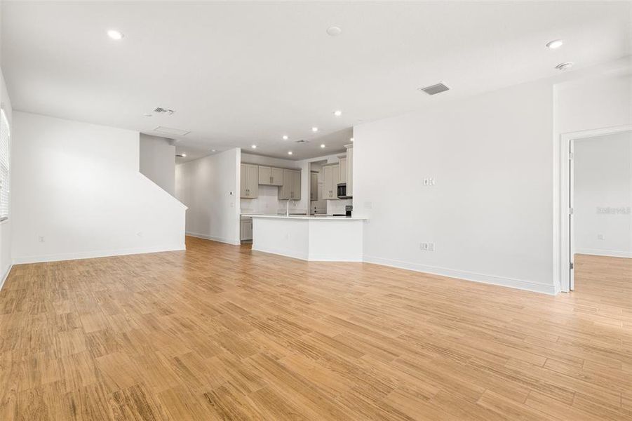 Spacious, unfurnished interior of a new home in , Tampa (Image 15).