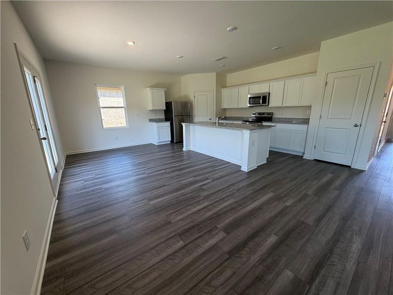 Spacious, unfurnished interior of a new home in Kendall Grove, McDonough (Image 5).
