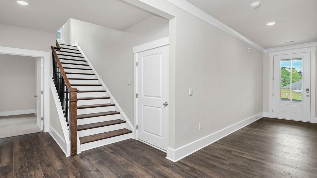 Spacious, unfurnished interior of a new home in Lake Tide Summit, Chapin (Image 24).