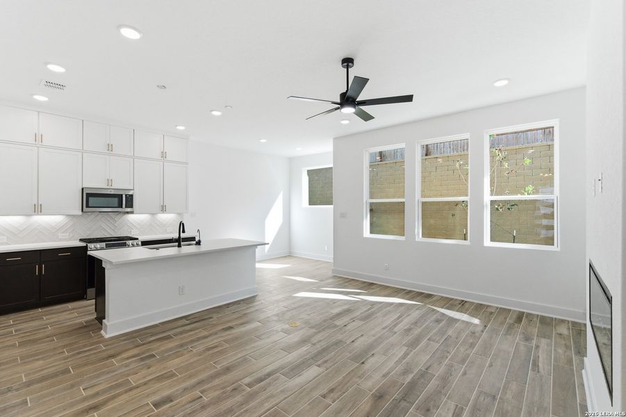 Spacious, unfurnished interior of a new home in Rose Hill, San Antonio (Image 15).