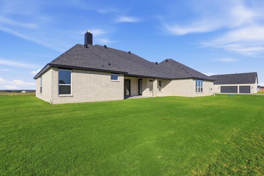 Exterior details and patio area of a home in Aledo Heights - Aledo ISD, Aledo (Image 4).