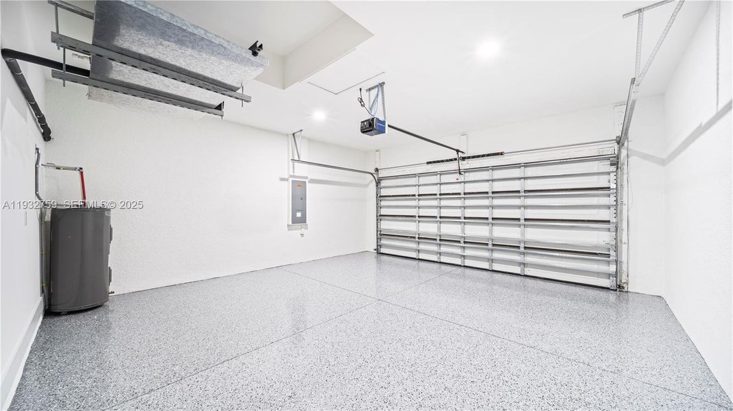 Spacious, unfurnished interior of a new home in , Lehigh Acres (Image 12).