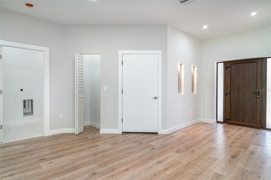 Spacious, unfurnished interior of a new home in , Sarasota (Image 17).