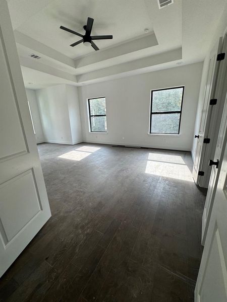 Spacious, unfurnished interior of a new home in , Humble (Image 7).