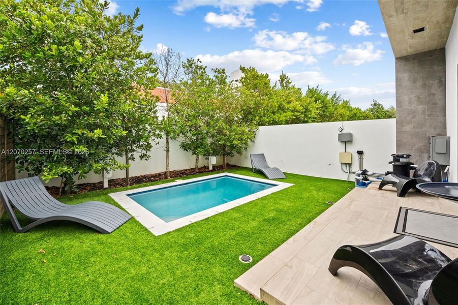 Exterior details and patio area of a home in , Miami (Image 18).