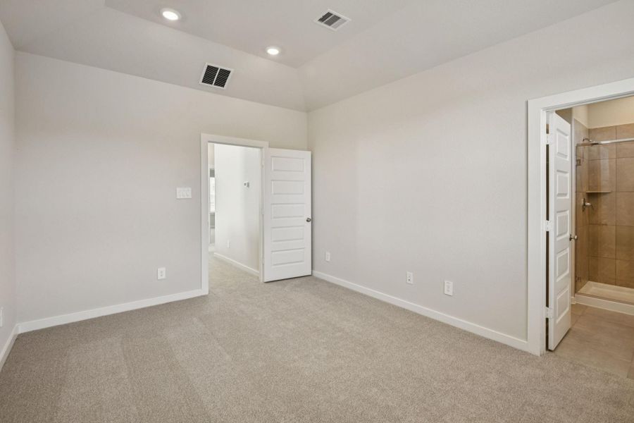 Spacious, unfurnished interior of a new home in Kemah Crossing - City Series, Kemah (Image 22).
