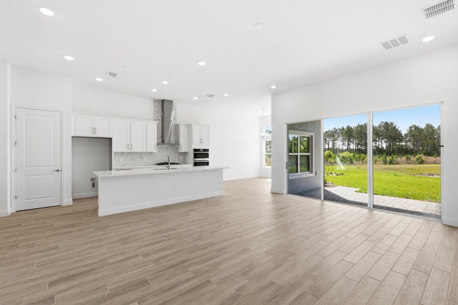Spacious, unfurnished interior of a new home in Tamarack at Two Rivers, Zephyrhills (Image 8).