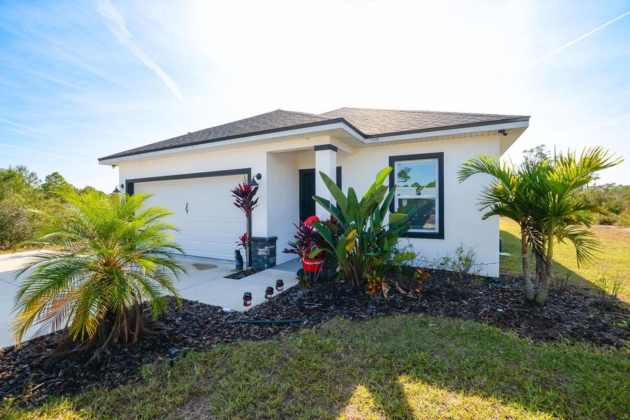 Exterior details and patio area of a home in , Sebring (Image 3).