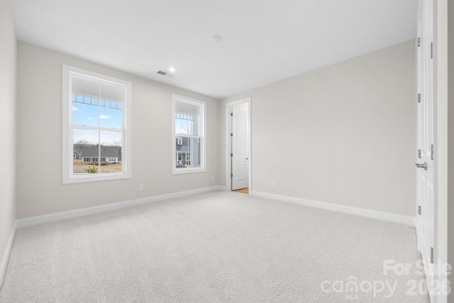 Spacious, unfurnished interior of a new home in Handsmill on Lake Wylie, York (Image 28).
