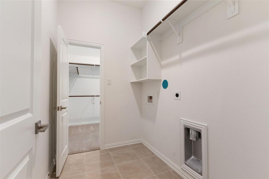 Spacious, unfurnished interior of a new home in Sunterra, Katy (Image 25).