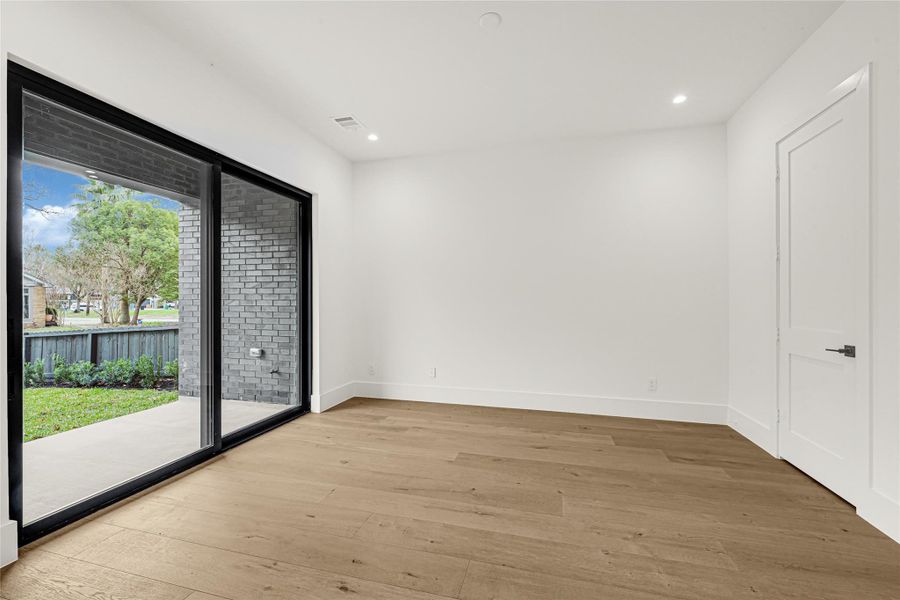 Spacious, unfurnished interior of a new home in , Houston (Image 21).